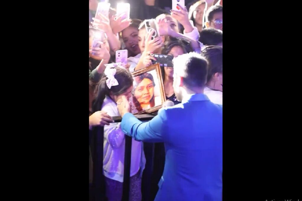 VIDEO Carlos Rivera dedica canción a madre fallecida de una niña fan
