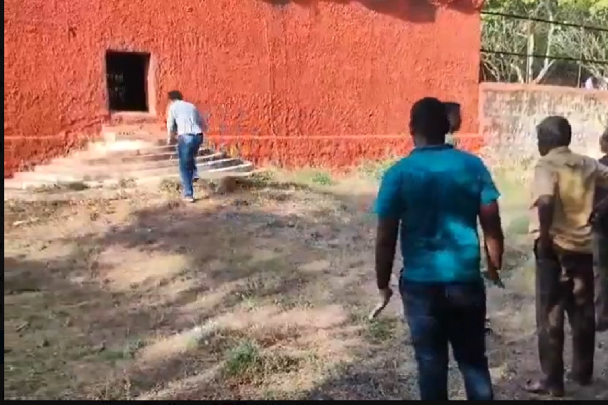 VIDEO: Hombre es devorado por un león al intentar tomarse una selfie con él en India 1 VIDEO Hombre es devorado por un león al intentar tomarse una selfie con él en India