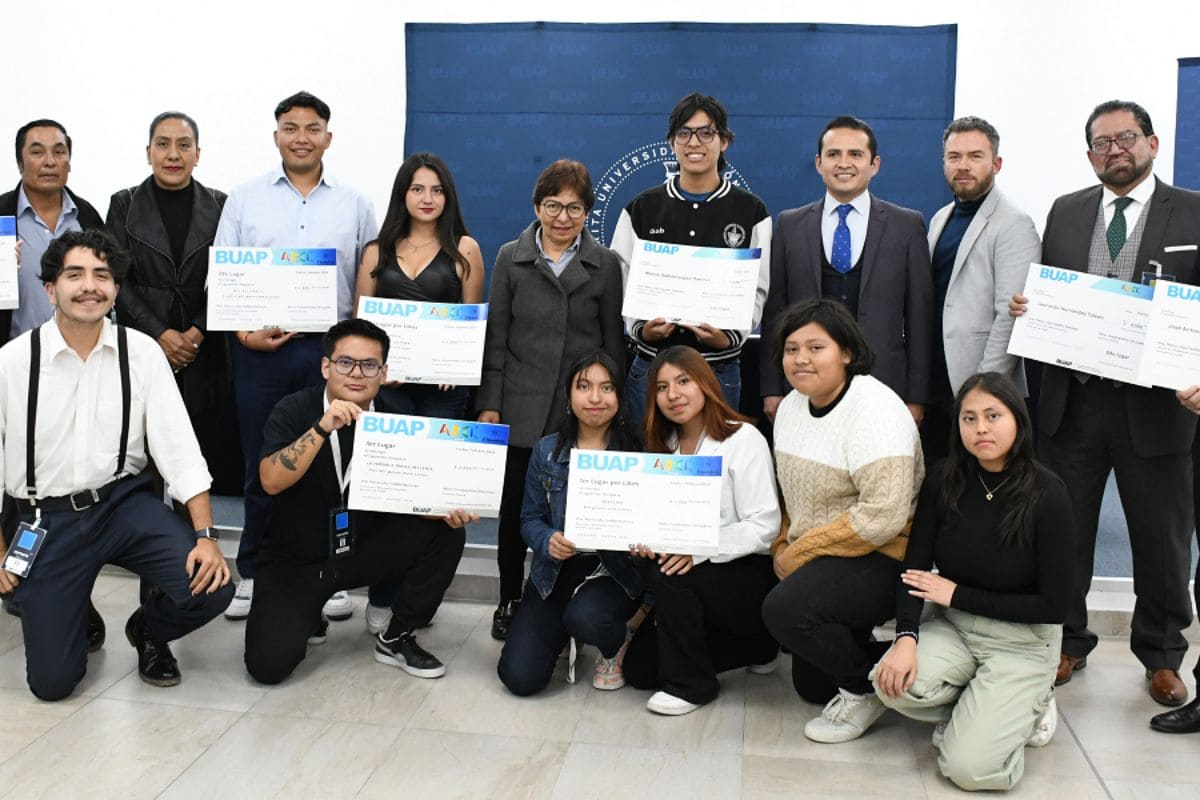Se premia a los ganadores de los concursos “Creación Porra Institucional BUAP” y “Apantálla-te” 1 BUAP premia ganadores de porra y corto