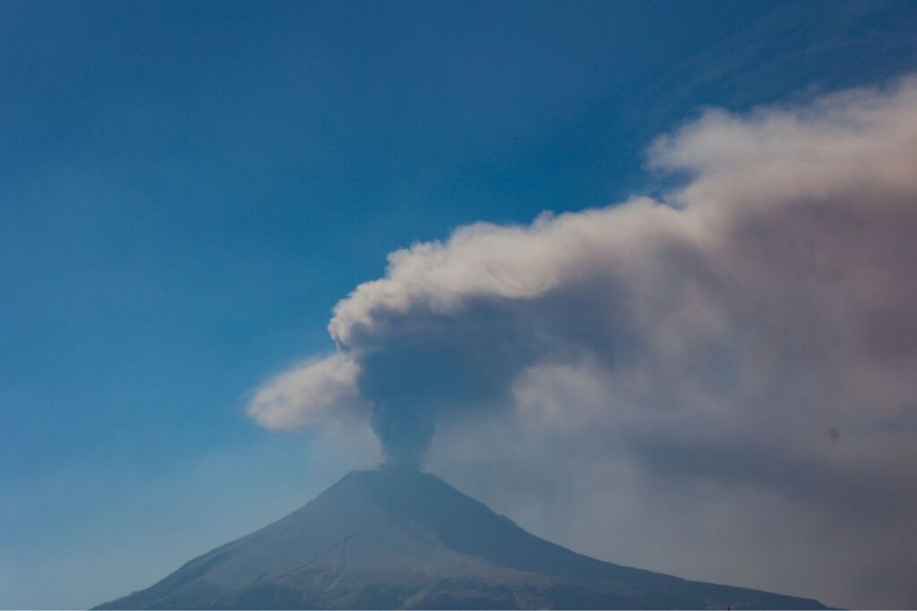 cancelan vuelos Aeropuerto de Puebla por ceniza