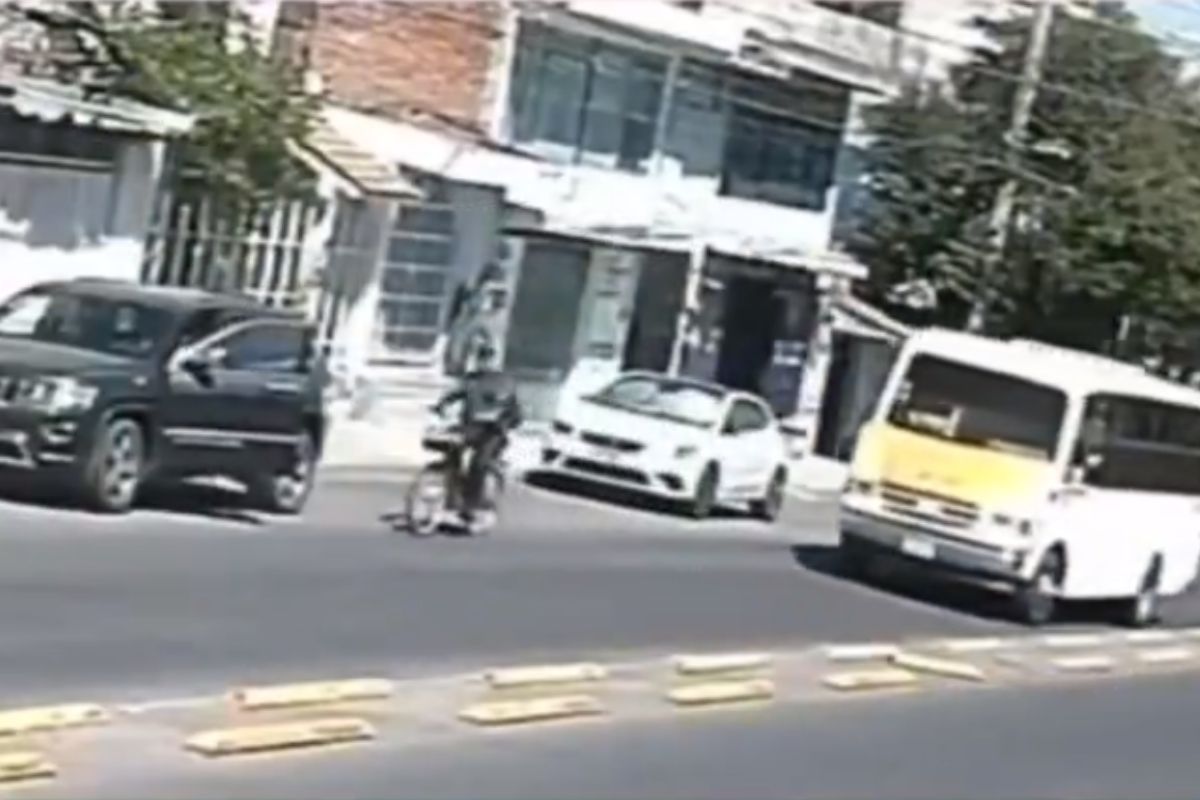 (VIDEO) Ciclista muerto en avenida Nacional cayó por chocar con auto y luego fue atropellado 1 ciclista muere en avenida Nacional