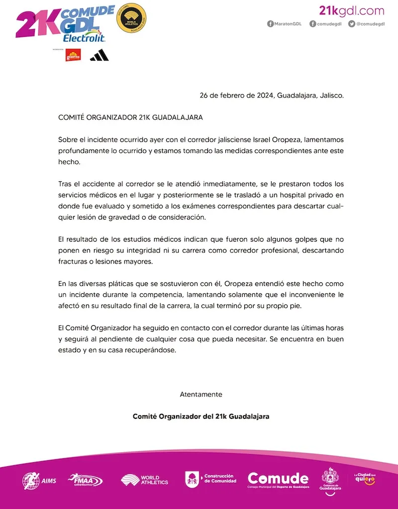 Motociclista derriba a corredor en el Medio Maratón de Guadalajara y genera indignación