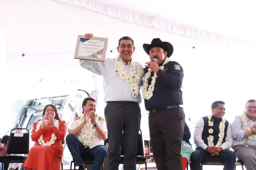 Inaugura Sergio Salomón calle Hidalgo, mejora calidad de vida en Los Reyes de Juárez