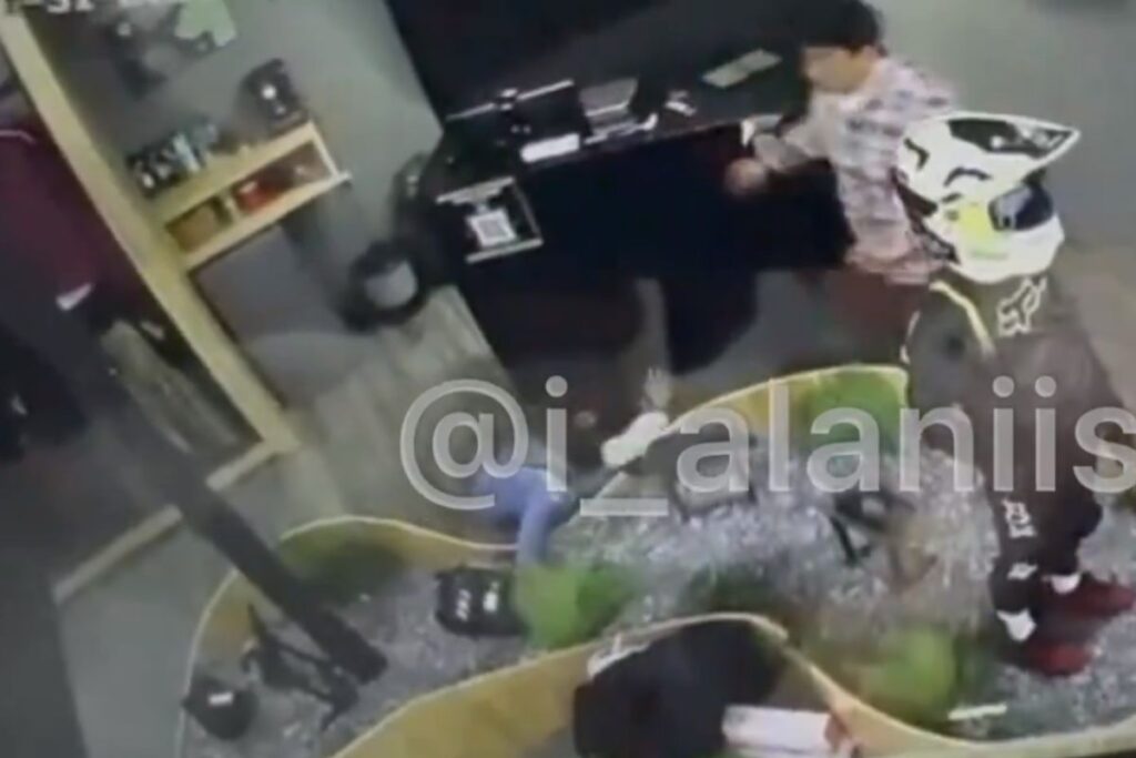 gerente Fox Store agrede empleada