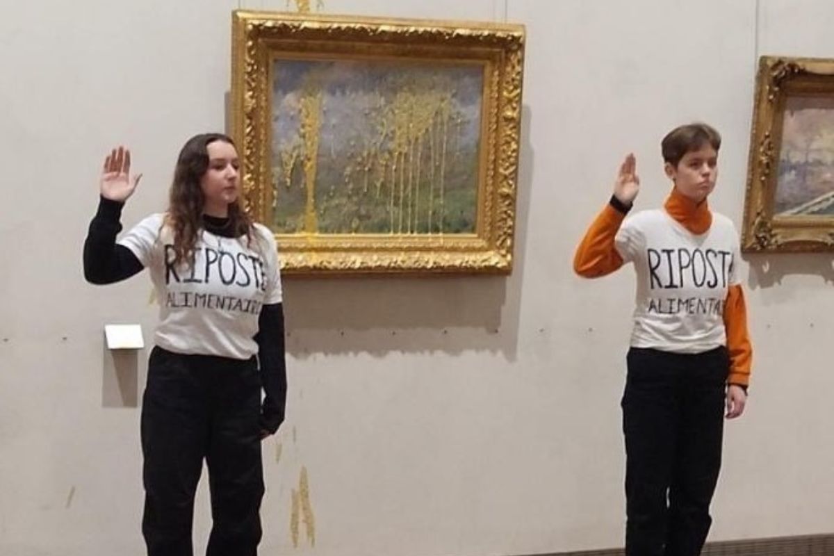 (VIDEO) Como protesta, activistas lanzan sopa sobre cuadro de Monet en museo de Francia 1 lanzan sopa a cuadro de Monet