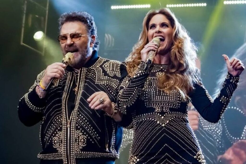 Lucero besa a Mijares en concierto