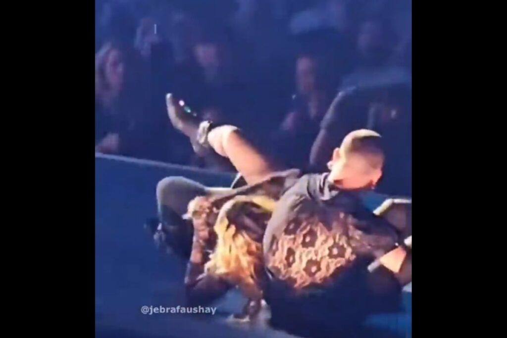 MAdona se cae en concierto