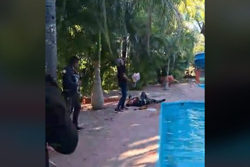 mariachi cae a alberca