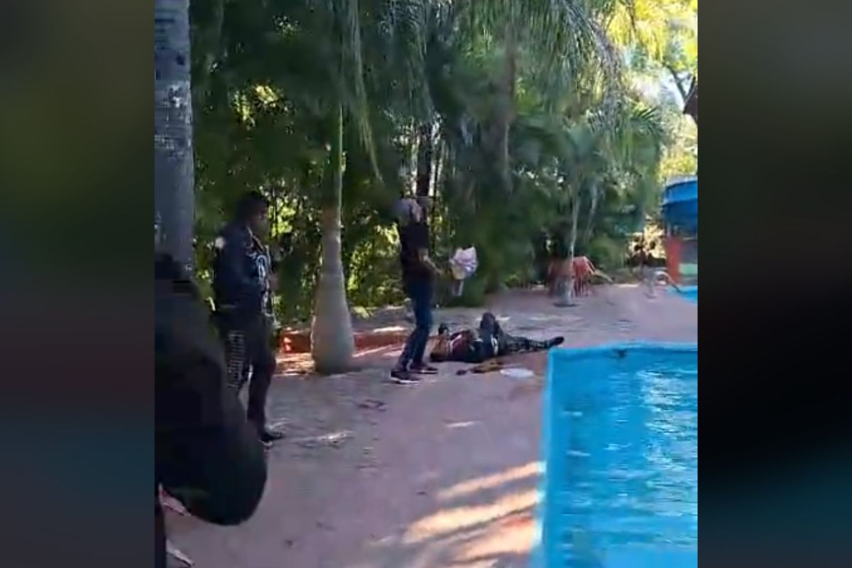 (VIDEOS) Mi primera chamba: mariachi cae a alberca mientras toca las ‘Mañanitas’ 1 mariachi cae a alberca