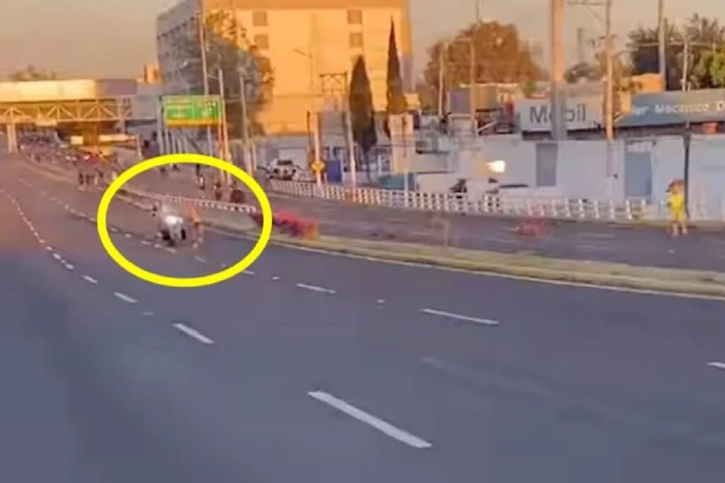 Motociclista derriba a corredor en el Medio Maratón de Guadalajara y genera indignación