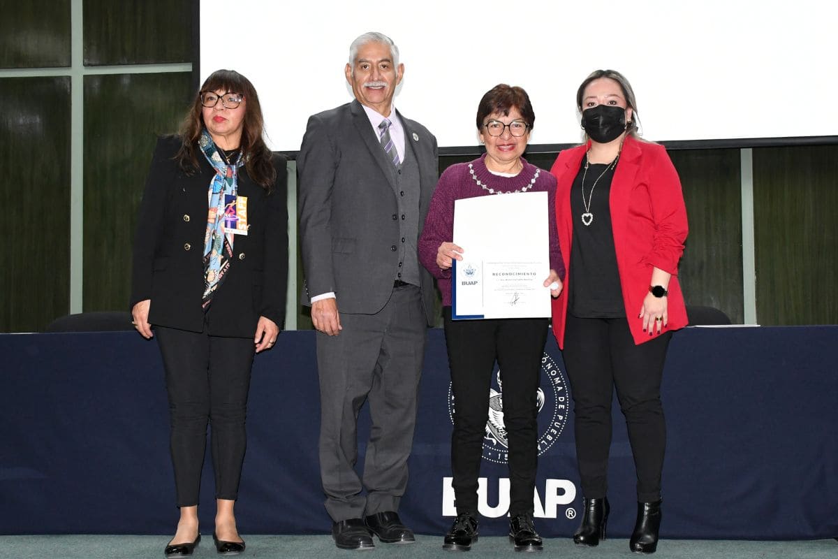 En la ciencia, las mujeres han demostrado valor y voluntad: Lilia Cedillo Ramírez 1 Lilia Cedillo reconoce a mujeres en la ciencia