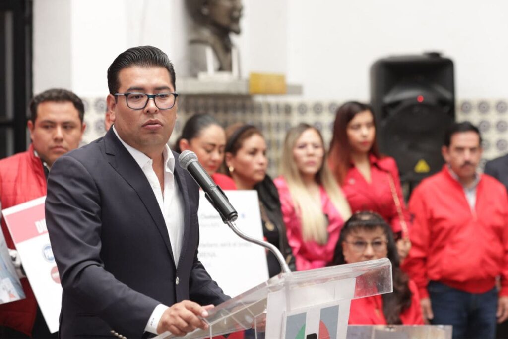 Néstor Camarillo deja Congreso de Puebla