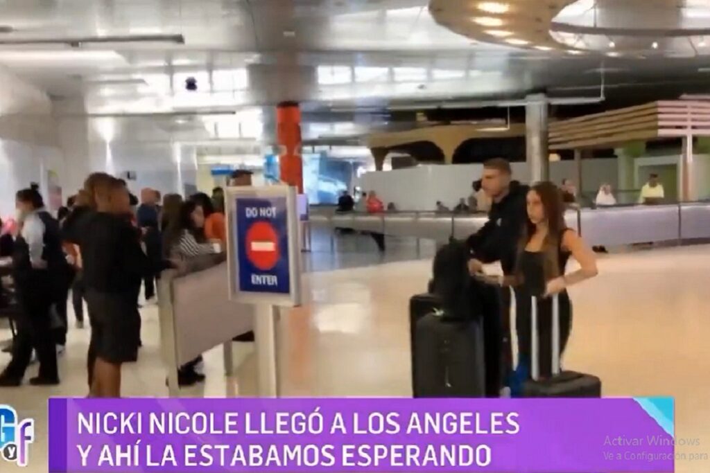 Las recientes imágenes captadas en un aeropuerto de Estados Unidos muestran a Nicki Nicole tomada de la mano de otro individuo