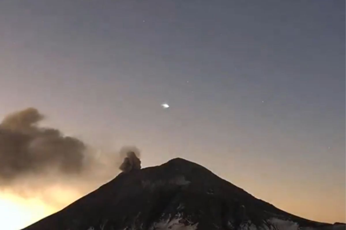 VIDEO: captan OVNI sobrevolando el Popocatépetl por 10 minutos 1 OVNI sobrevuela Popocatépetl