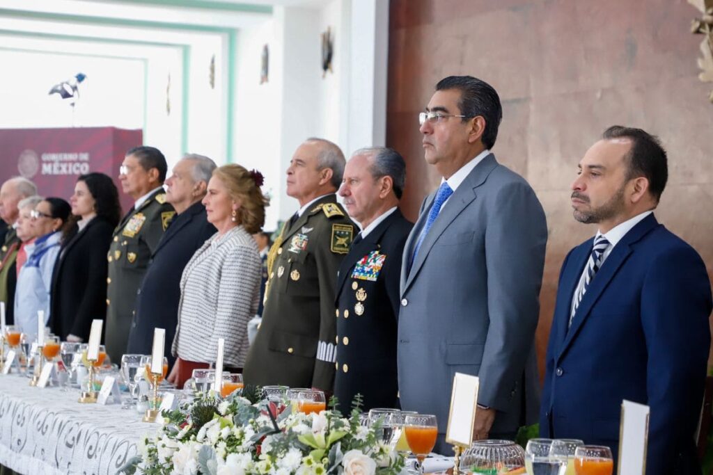 Sergio Salomón y AMLO celebran Día del Ejército