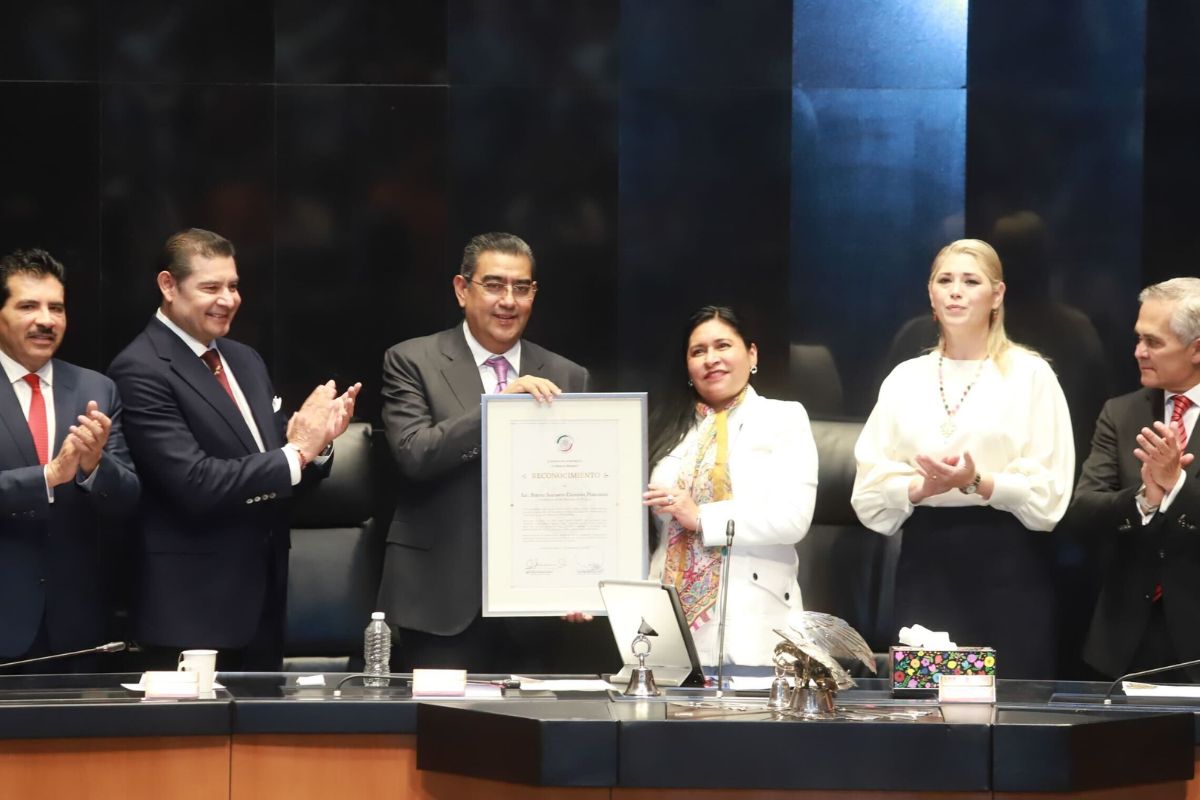 Asiste Sergio Salomón a develación en letras doradas de "Los Tres Juanes de la Sierra Norte" 1 Sergio Salomón develación de Los Tres Juanes