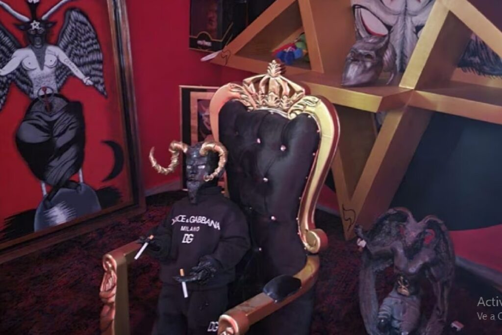¡El diablo viste a la moda! Encuentran altar con demonio vestido de Dolce & Gabbana en Tepito
