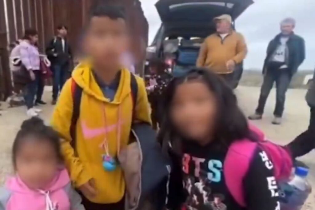 3 niños poblanos cruzan frontera