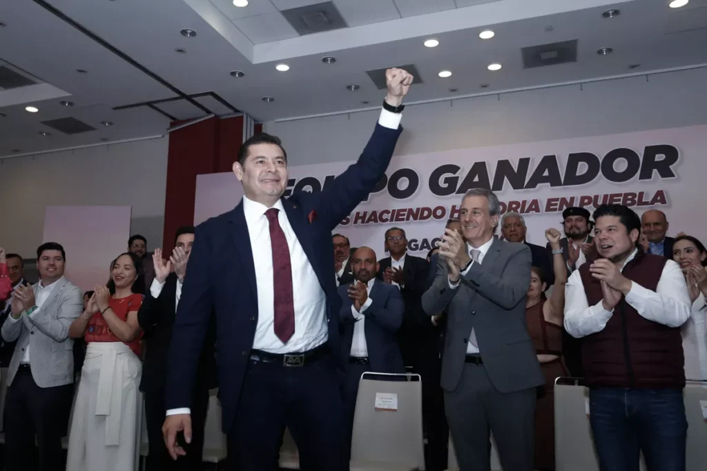 Alejandro Armenta presenta equipo de campaña