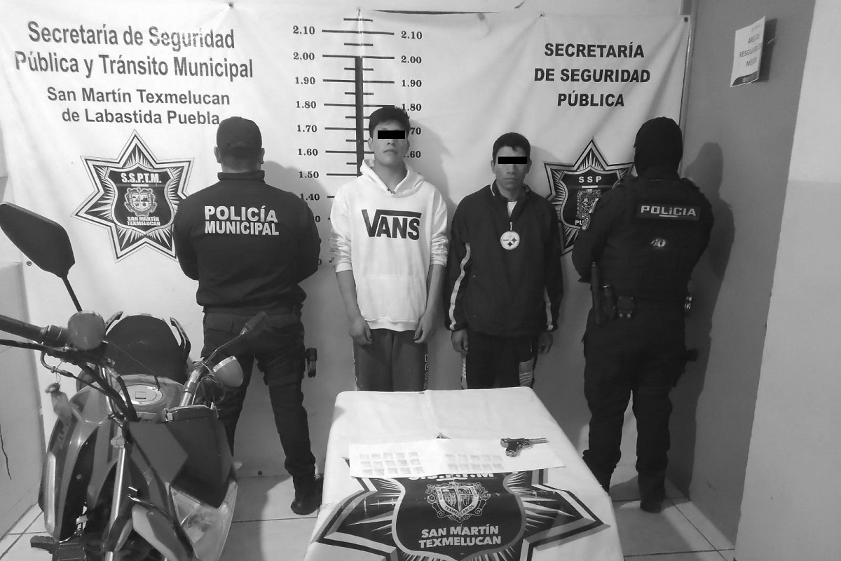 Detienen a dos personas con probable droga y un arma de fuego en Texmelucan