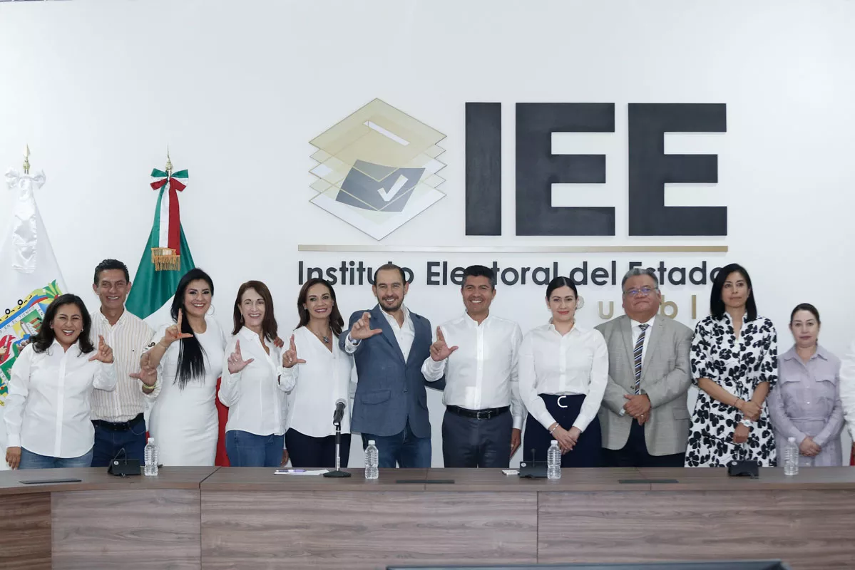 Con el respaldo de Marko Cortés, Lalo Rivera se registra como candidato a gobernador 15 Eduardo Rivera Registro IEE festejo candidato a la gubernatura