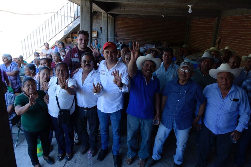 En Teopantlán, Lalo Castillo y Manuel Vega reciben el respaldo de la población