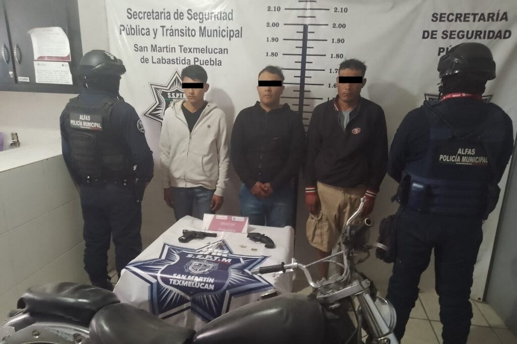 La SSP de San Martín Texmelucan aseguró a tres masculinos con arma de fuego y probable droga