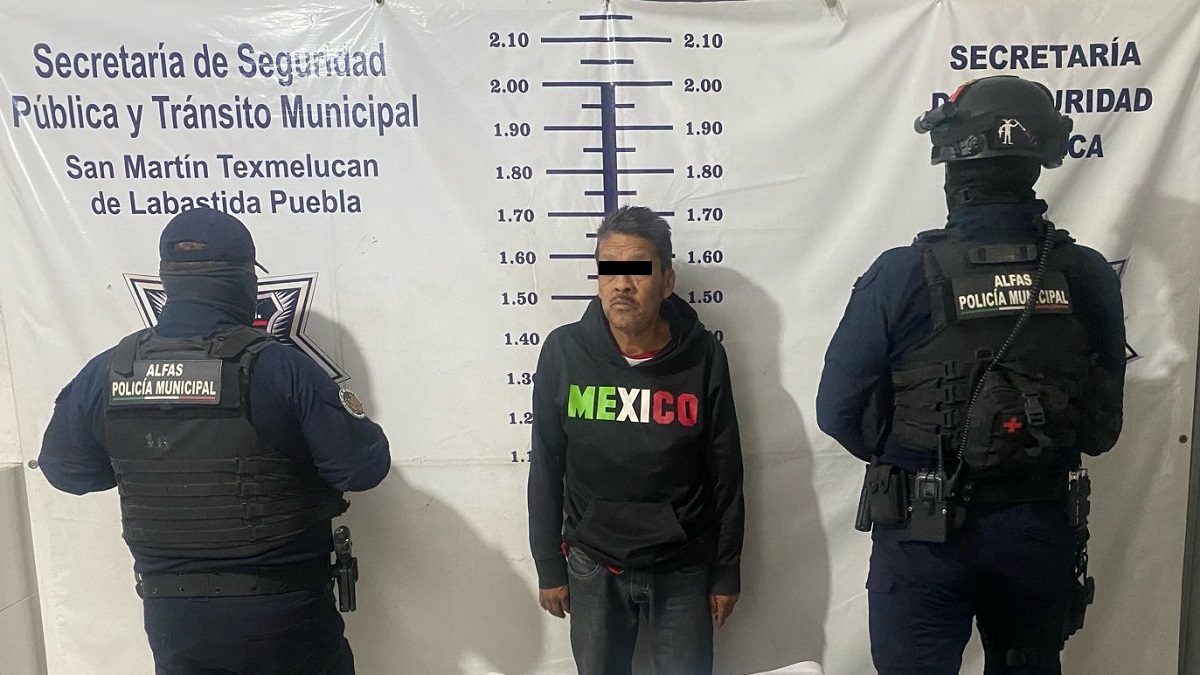 Detienen a sujeto con arma de fuego en San Martín Texmelucan 1 La policía municipal detuvo a un hombre en portación de un objeto metálico con características similares a un arma de fuego