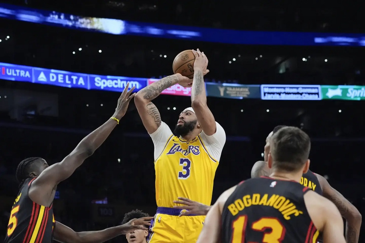 LeBron James y D'Angelo Russell Lideran a los Lakers en una Noche de Récords