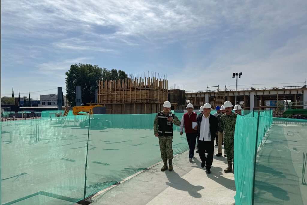 López Obrador y Sergio Salomón supervisan construcción del Hospital San Alejandro