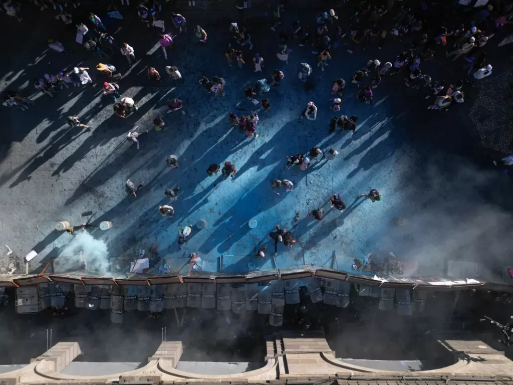 FOTOS|VIDEOS: Caos en Palacio Municipal de Puebla: feministas utilizan sopletes y policías arrojan polvo de extintor 9 Marcha 8m Puebla zocalo de puebla dron 10