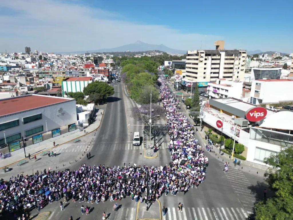 FOTOS|VIDEOS: Caos en Palacio Municipal de Puebla: feministas utilizan sopletes y policías arrojan polvo de extintor 18 Marcha 8m Puebla zocalo de puebla dron