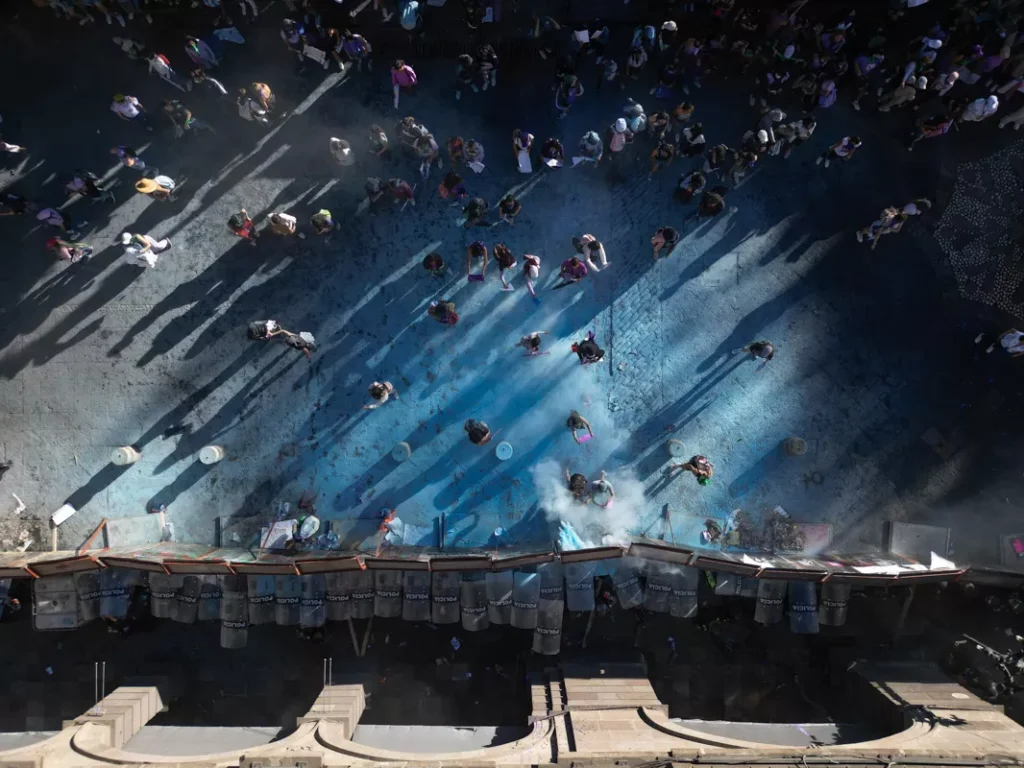 FOTOS|VIDEOS: Caos en Palacio Municipal de Puebla: feministas utilizan sopletes y policías arrojan polvo de extintor 15 Marcha 8m Puebla zocalo de puebla dron 11