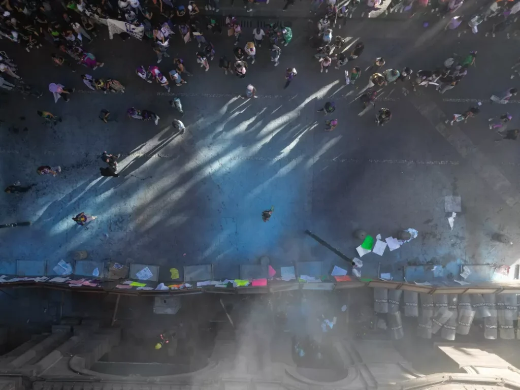 FOTOS|VIDEOS: Caos en Palacio Municipal de Puebla: feministas utilizan sopletes y policías arrojan polvo de extintor 14 Marcha 8m Puebla zocalo de puebla dron 12