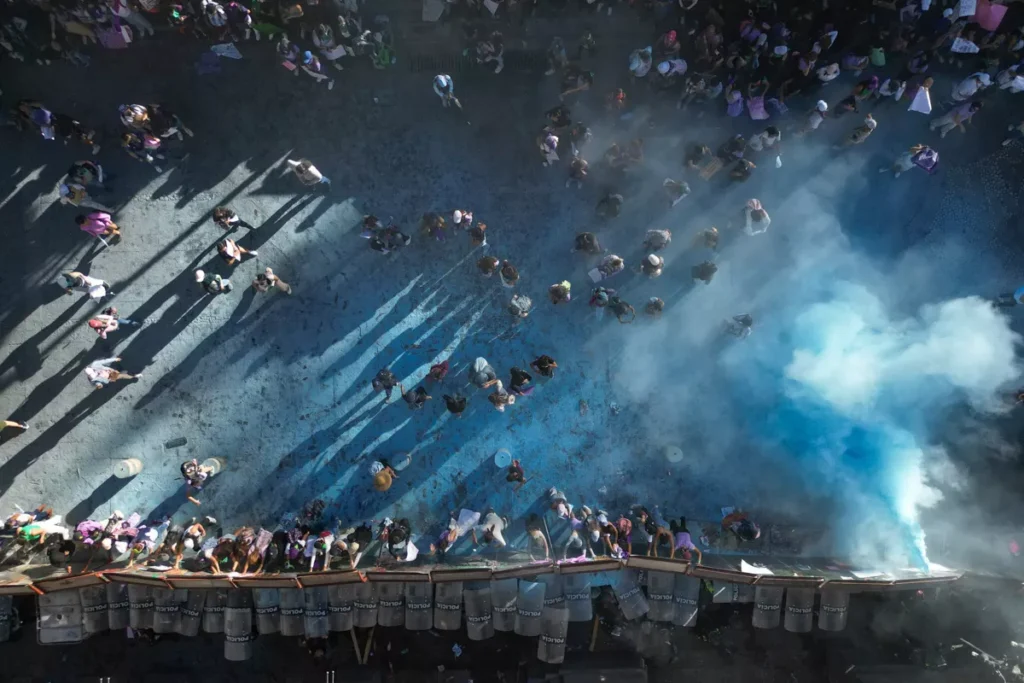 FOTOS|VIDEOS: Caos en Palacio Municipal de Puebla: feministas utilizan sopletes y policías arrojan polvo de extintor 13 Marcha 8m Puebla zocalo de puebla dron 13