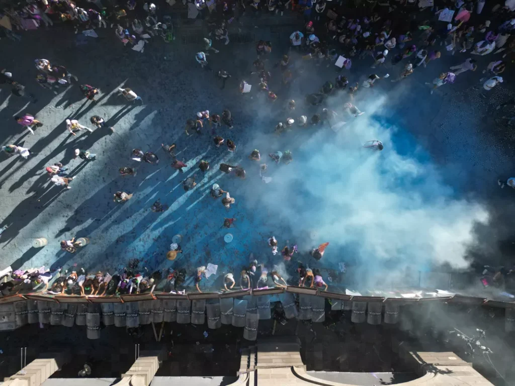 FOTOS|VIDEOS: Caos en Palacio Municipal de Puebla: feministas utilizan sopletes y policías arrojan polvo de extintor 12 Marcha 8m Puebla zocalo de puebla dron 14