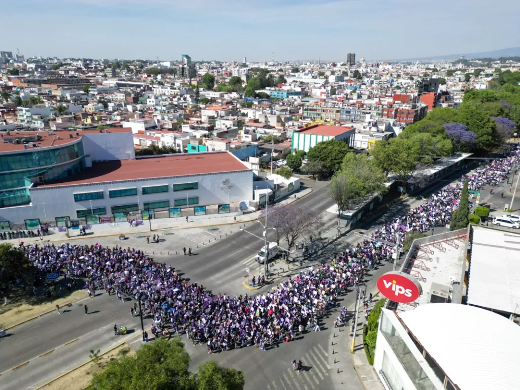 FOTOS|VIDEOS: Caos en Palacio Municipal de Puebla: feministas utilizan sopletes y policías arrojan polvo de extintor 19 Marcha 8m Puebla zocalo de puebla dron 2