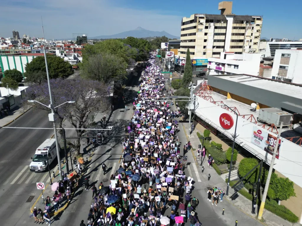 FOTOS|VIDEOS: Caos en Palacio Municipal de Puebla: feministas utilizan sopletes y policías arrojan polvo de extintor 8 Marcha 8m Puebla zocalo de puebla dron 3