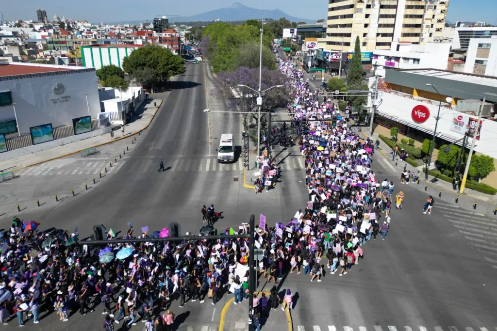 FOTOS|VIDEOS: Caos en Palacio Municipal de Puebla: feministas utilizan sopletes y policías arrojan polvo de extintor 17 Marcha 8m Puebla zocalo de puebla dron 4