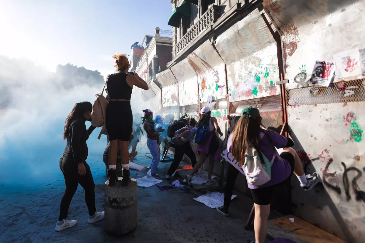FOTOS|VIDEOS: Caos en Palacio Municipal de Puebla: feministas utilizan sopletes y policías arrojan polvo de extintor 1 Marcha 8m Puebla zocalo de puebla dron 6