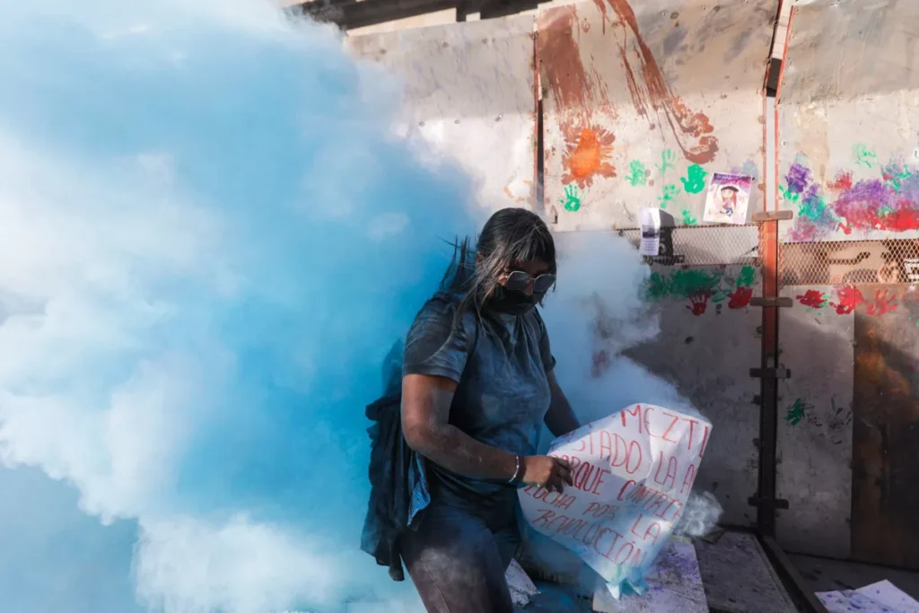 FOTOS|VIDEOS: Caos en Palacio Municipal de Puebla: feministas utilizan sopletes y policías arrojan polvo de extintor 7 Marcha 8m Puebla zocalo de puebla dron 7