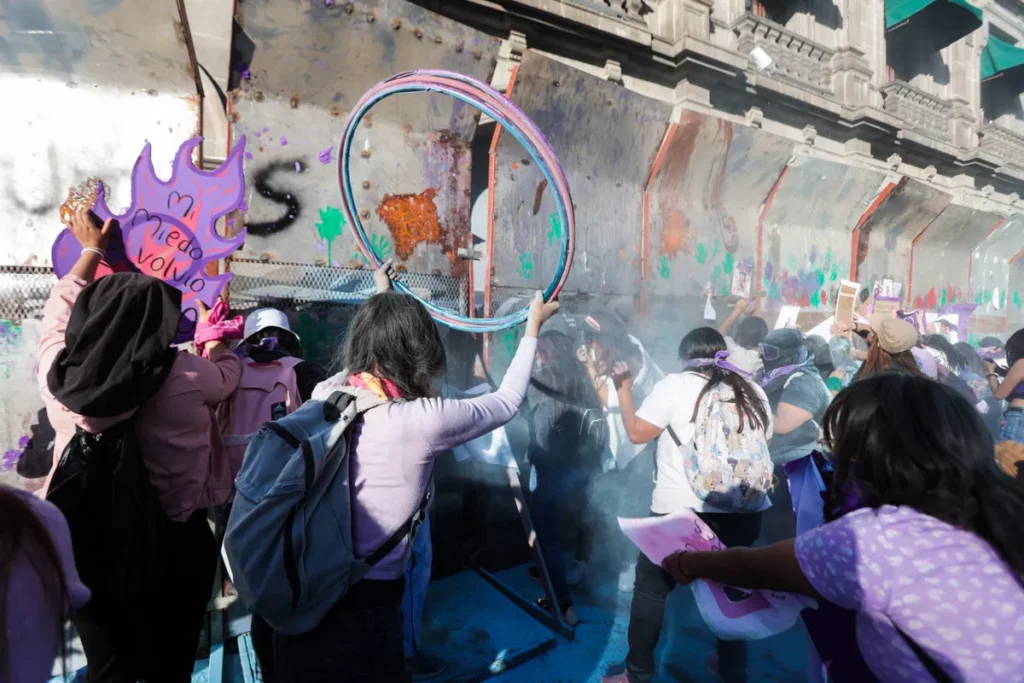 FOTOS|VIDEOS: Caos en Palacio Municipal de Puebla: feministas utilizan sopletes y policías arrojan polvo de extintor 6 Marcha 8m Puebla zocalo de puebla dron 8