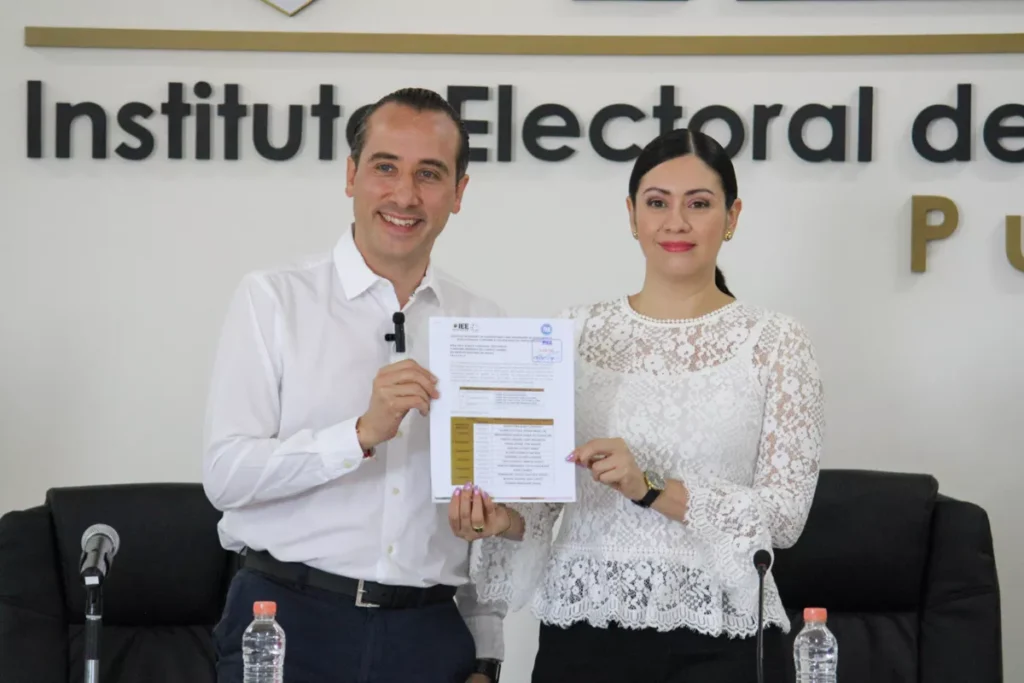Riestra asegura que está sumando a morenistas inconformes con su partido 8 Mario Riestra registro IEE presentacion equipo de campana PAN Puebla 2
