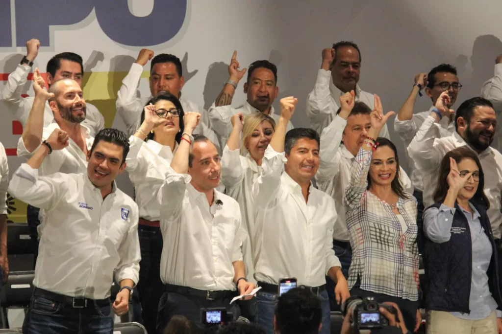 Riestra asegura que está sumando a morenistas inconformes con su partido 9 Mario Riestra registro IEE presentacion equipo de campana PAN Puebla 9