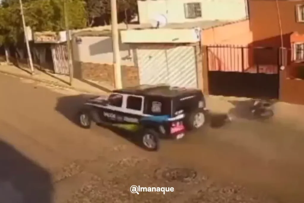 Patrulla de la policia municipal atropella a motociclista