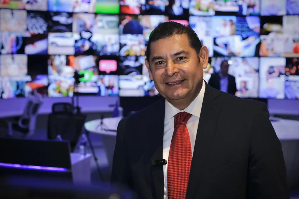 Ciudad de Puebla. La entidad está preparada para el desarrollo de la energía solar en apoyo al medio ambiente y a la disminución de la contaminación coincidió Alejandro Armenta con especialistas en el tema. Alejandro Armenta, expuso que, en Puebla, hay condiciones para detonar la “Electromovilidad" a través del impulso de paneles solares; esto en su participación en un Foro Tecnológico organizado por desarrolladores sustentables ", se puede lograr con el aprovechamiento de la energía solar como una forma de sustituir el uso de combustibles fósiles para reducir las emisiones de carbono". De esta forma describió que la riqueza que tiene la entidad en sus montañas y sus valles, nos debe llevar a los poblanos a soñar con tener un estado enfocado en la tecnología y la sustentabilidad, el cual, ahora es visto por los migrantes poblanos como un centro de atención para invertir en la “Electromovilidad”. En el Foro Alejandro Armenta agradeció la invitación de Francisco Romero, Luis Abelardo Quijano, Christoph Maryhofer, Mario Cruz papá e hijo y a Ricardo Ortiz, organizadores del evento en donde se expusieron temas que tienen que ver con la realización de sistemas de procesos digitales de acceso de seguridad, tecnologías ambientales, la construcción de paneles solares, estaciones y centros de carga para autos eléctricos, tecnologías ambientales para el tratamiento del agua, entre otros.