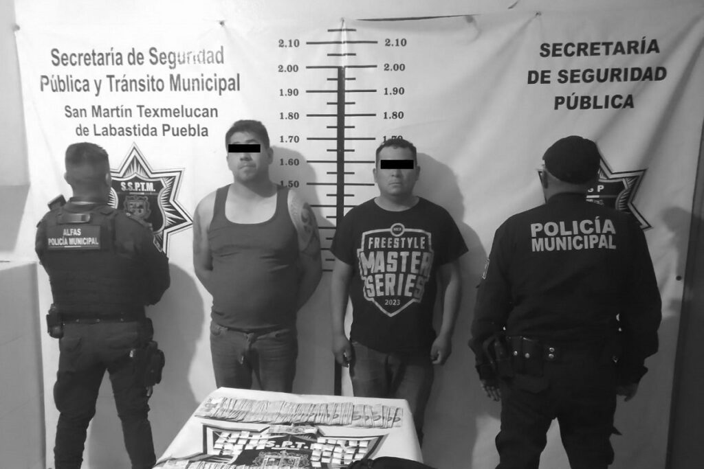 SSP de Texmelucan aseguró a dos masculinos con probable droga y dinero en efectivo