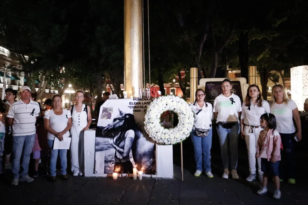 Poblanos rinden homenaje a Elena Larrea en el zócalo de Puebla
