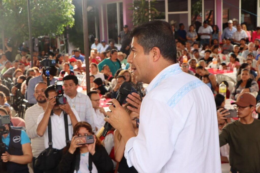 Lalo rivera recibe constancia como candidato a la gubernatura de puebla