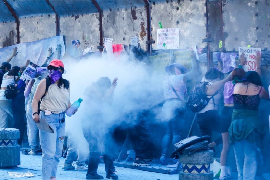 agresion policiaca feministas marcha del 8m 2024